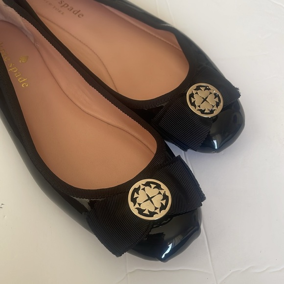 Kate Spade New York Black Patent Leather Fontana Too with Golden Logo Flats sz 6 - Picture 2 of 10